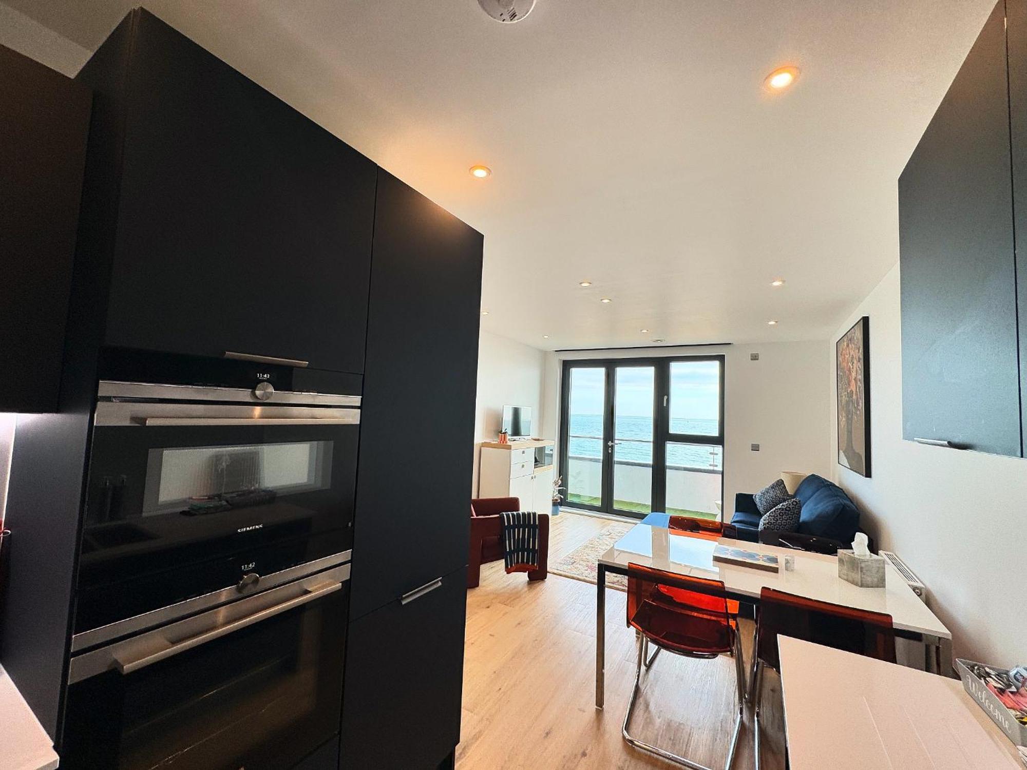 Stunning Beach Front Apartment With Sea Views, Free Parking & Balcony Ramsgate Zewnętrze zdjęcie